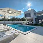 Lungera Villa *