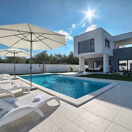 Lungera Villa *
